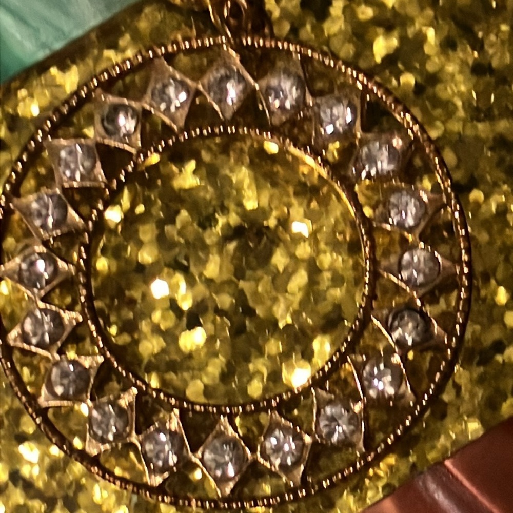 Pretty, gold earring. - Picture 2 of 4